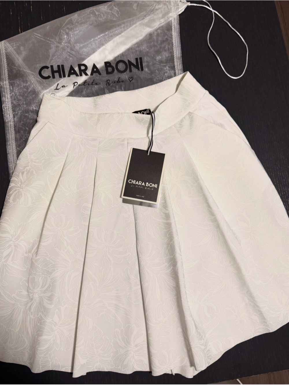 CHIARA BONI - Charlee TJE floral pleated shorts- SZ 4 - off-white NWT - Picture 3 of 5